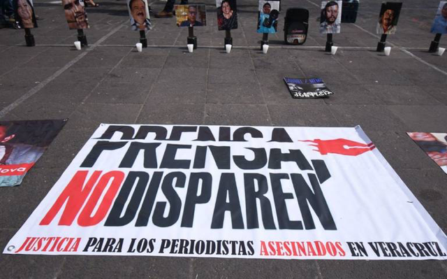 PERIODISTAS de tamaño mediano