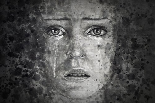 mujer con ojos tristes